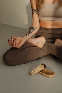 Kaboompics - Young adult woman - yoga mat - leggings - exercise outfit - sage