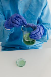 Kaboompics - Beaker - green liquid - mixing