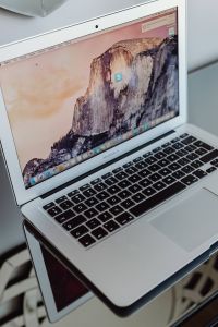 Kaboompics - Silver Apple MacBook Air on a shiny table