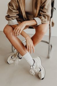 Kaboompics - White top - white high-waisted shorts - long socks - sneakers - linen jacket