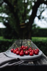 Kaboompics - Fresh Cherries on a simple plate