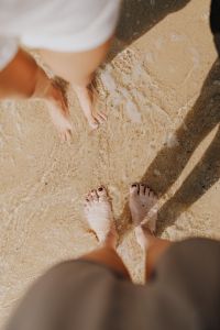 Kaboompics - Feet on the sand