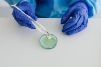 Kaboompics - Female scientist - work - desk - Petri dish
