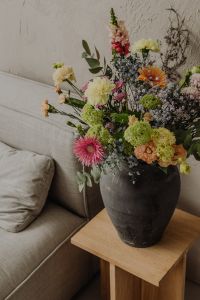 Kaboompics - Contemporary Home Design: Trendy Floral Accents and Modern Decor Ideas