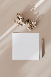 Kaboompics - Blank card & pen on beige background