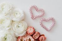 Kaboompics - White buttercups & pink roses - hearts