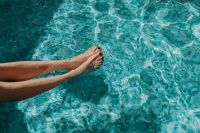 Kaboompics - Women's legs in the pool