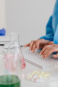 Kaboompics - Female scientist - computer keyboard - work - desk