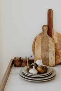 Kaboompics - Garlic and tomatoes on kitchen cabinet