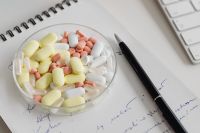 Kaboompics - Pills - medical - medicine - pen