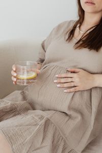 Kaboompics - Pregnant woman drinks water with lemon
