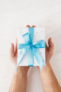 Kaboompics - Hands hold Christmas gift