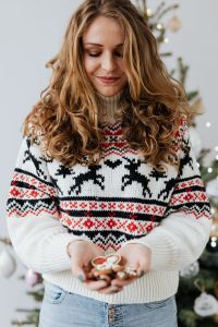 Kaboompics - The woman in the Christmas sweater holds gingerbread