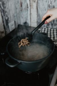 Kaboompics - Hand of a woman preparing pasta