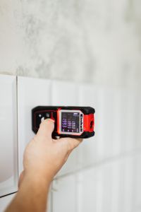 Measuring the bathroom by Laser rangefinder