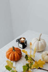 Pumpkins - candle - oak leaves
