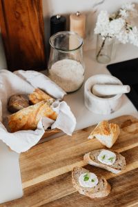Baguette with goat cheese and mint