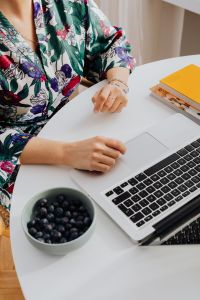 Kaboompics - Woman, MacBook laptop, blueberries