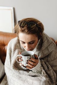 Kaboompics - Cocooning - isolating yourself - staying at home - a woman under a blanket - tea time