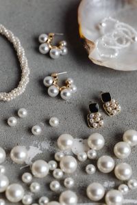 Kaboompics - Pearl jewelry - earrings - rings - necklace
