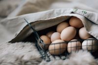 Kaboompics - Wire mesh basket with fresh farm eggs