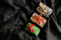 Kaboompics - Christmas gifts on black linen bedding