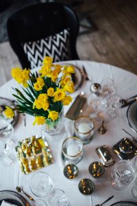 Table decorations with golden motifs and yellow flowers