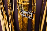 Kaboompics - New Year's Eve party - shiny golden decorations