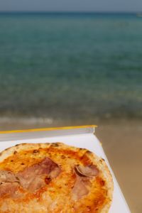 Kaboompics - Pizza on the beach of Sardinia