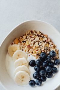 Kaboompics - Breakfast - yogurt - muesli - blueberries - banana