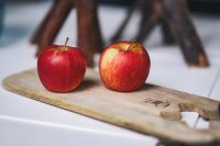 Kaboompics - Red apples on a wooden board