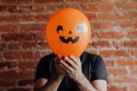 Kaboompics - The man with the Halloween balloon