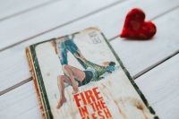 Kaboompics - Little red heart with an old book
