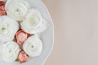 Kaboompics - White buttercups and pink roses