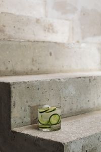 Kaboompics - Water glass - cucumber - ice cubes - concrete stairs