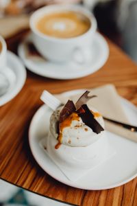 Kaboompics - Meringue with chocolate and caramel topping
