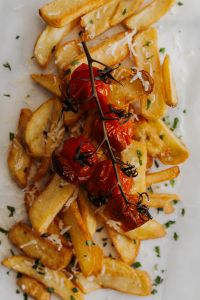 Kaboompics - Parmesan and Herb Fries with Grilled Tomatoes