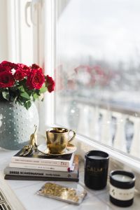 Kaboompics - Gold cup of coffee and red roses bouqet