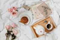 Kaboompics - Pink rosses - cinnamon rolls - coffee - white bedding