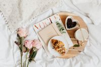 Kaboompics - Pink rosses - croissant - coffee - white bedding