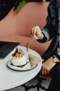 Kaboompics - Meringue with whipped cream and coffee on white marble