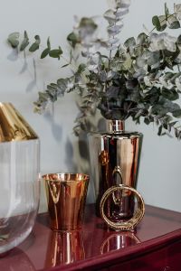 Gold decorations, a vase with euxlalyptus