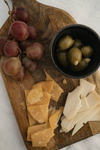 Kaboompics - Elegant Cheese and Grape Platter