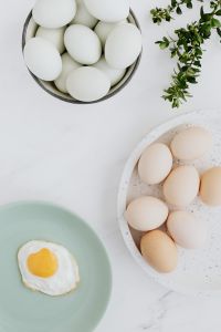 Kaboompics - Easter flat lay with green eggs and fried egg on a plate