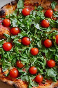 Kaboompics - Pizza with rucola and cherry tomatoes