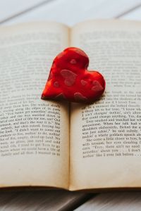 Kaboompics - Little red heart with an old book