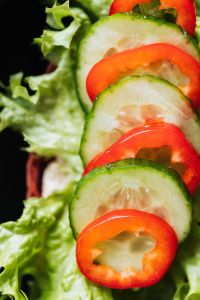 Kaboompics - Breakfast sandwich with hummus - lettuce - sweet pepper - cucumber