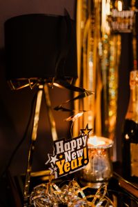 Kaboompics - New Year's Eve party - shiny golden decorations