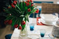 Kaboompics - Table decorations with red flowers