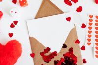 Kaboompics - Heart - Postcard - Playing Cards - Copy Space - Confetti